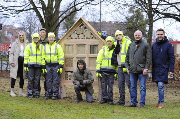 Bild vergrößern: Erstes Insektenhotel auf dem Lbbecker Friedhof