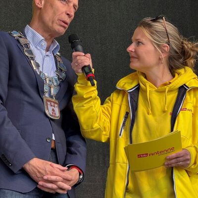 Bild vergrößern: Am Mikrofon von Antenne Brandenburg