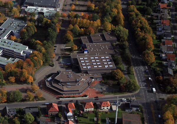 Bild vergrößern: Stadthalle, Stadtsporthalle und Hallenbad aus der Luft.