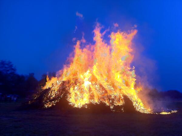Bild vergrößern: Osterfeuer