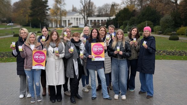 Taschentuchaktion als gemeinsames Zeichen gegen Gewalt an Frauen