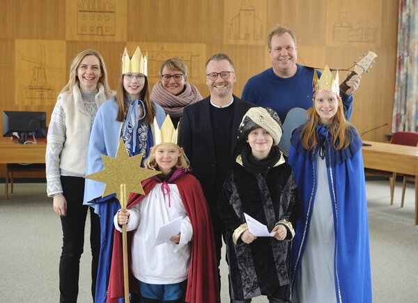 Sternsinger segnen L�bbecker Rathaus