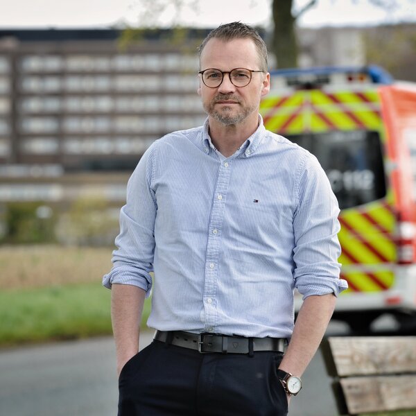 Bild vergr&ouml;&szlig;ern: Philipp Knappmeyer vor dem L�bbecker Krankenhaus