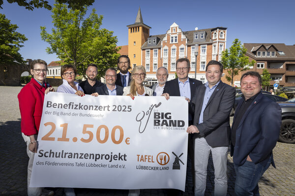Bild vergr&ouml;&szlig;ern: Spenden�bergabe