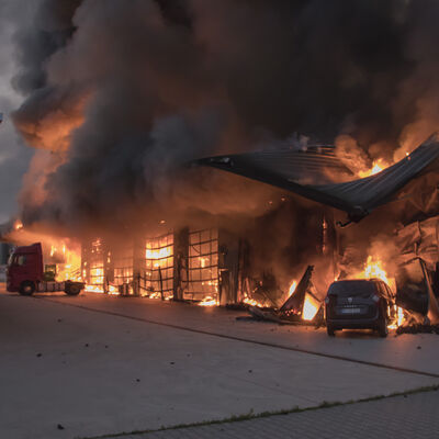 Bild vergr&ouml;&szlig;ern: Gro�brand Industriegebiet