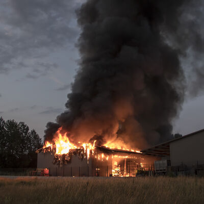 Bild vergr&ouml;&szlig;ern: Gro�brand Industriegebiet