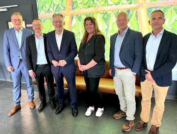Bild vergr&ouml;&szlig;ern: Wirtschaftsgespr�ch: Achim Post und Philipp Knappmeyer zu Besuch bei Dannemann