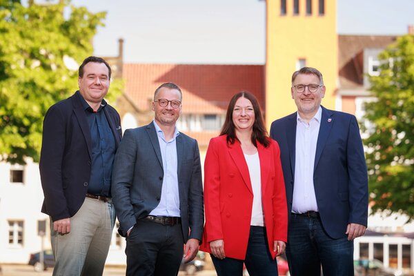Bild vergr&ouml;&szlig;ern: Gruppenbild mit Dame
