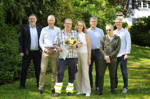Bild vergrößern: Gruppenfoto mit Jubilar